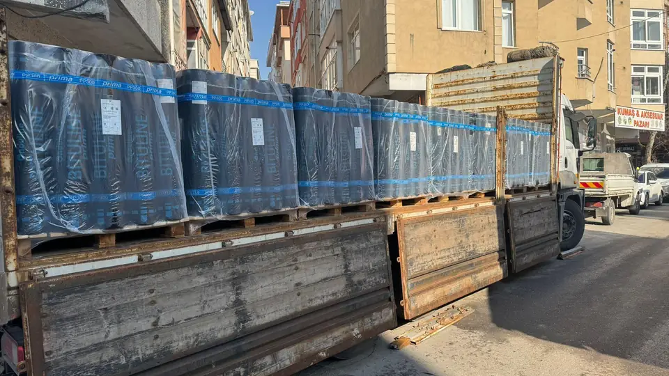 Kamyon kasasında bitümlü membran ruloları