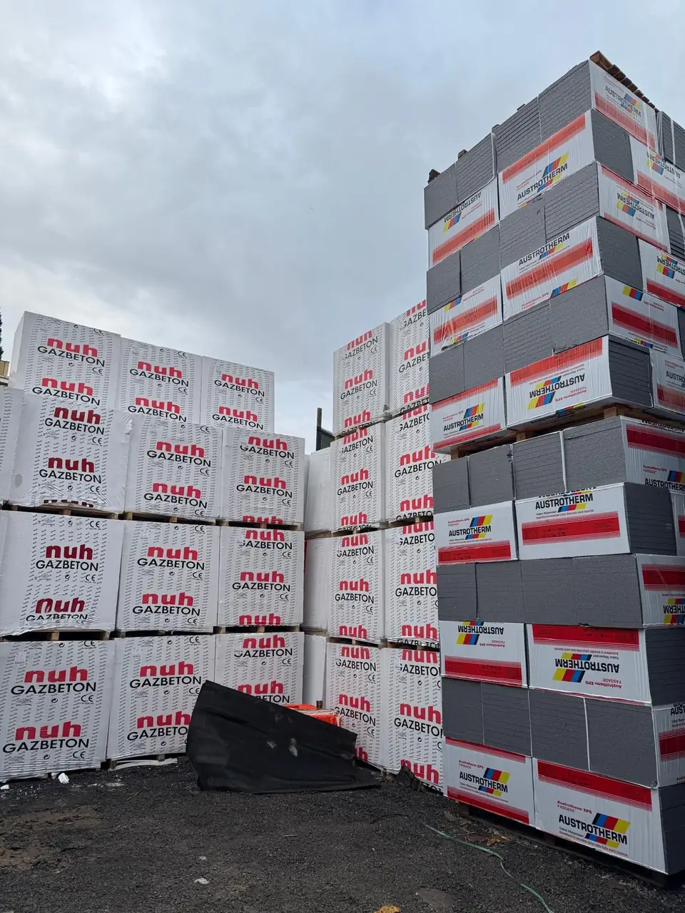 Paletli gazbeton bloklar stok alanında