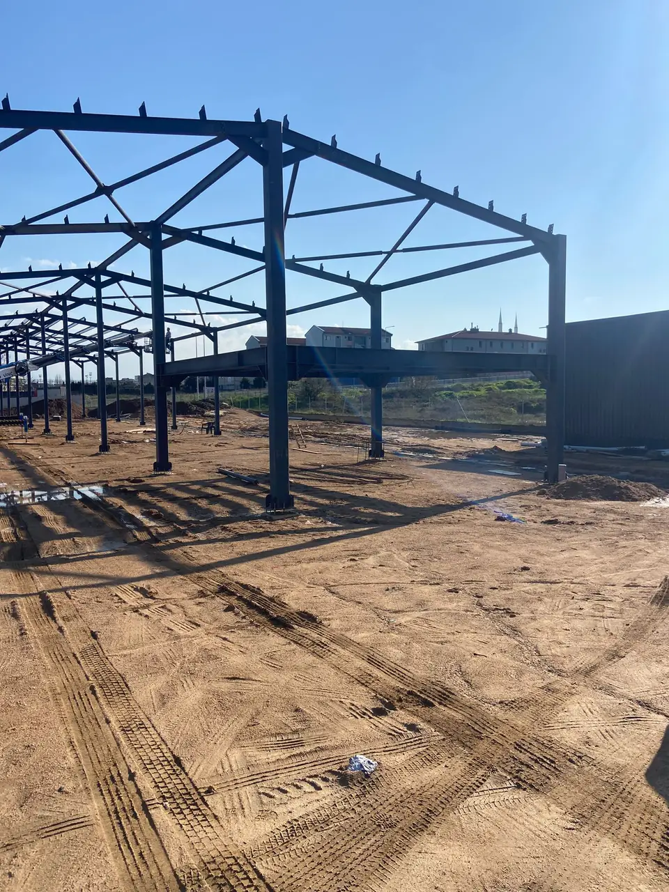 Gebze çelik bina projesinde dikilmiş kolonlar ve çatı makasları