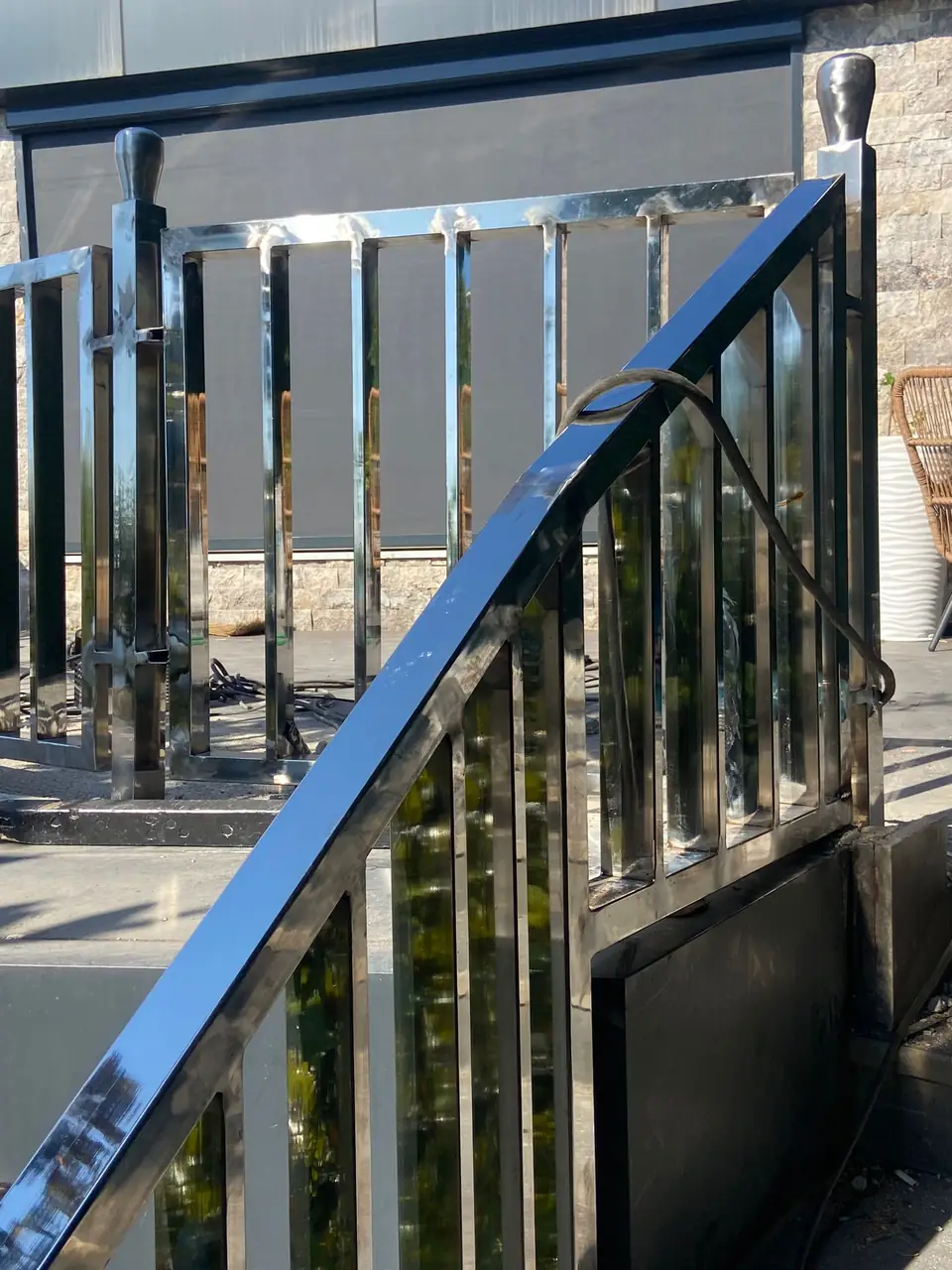Villa merdiveninde parlak yüzeyli paslanmaz çelik korkuluk